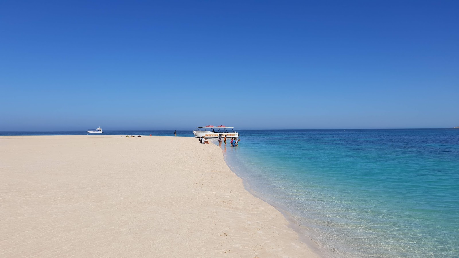 Foto di Paradise Beach con una superficie del sabbia fine e luminosa