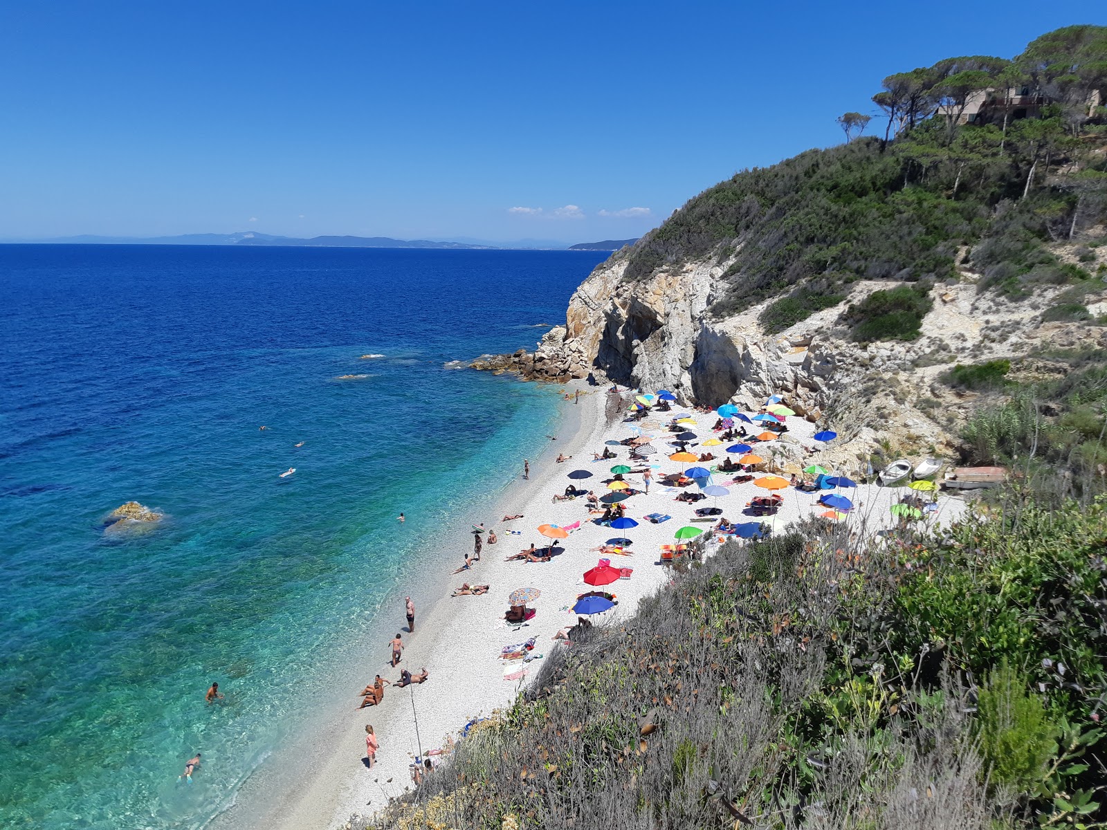 Foto af Spiaggia La Sorgente med hvid fin sten overflade