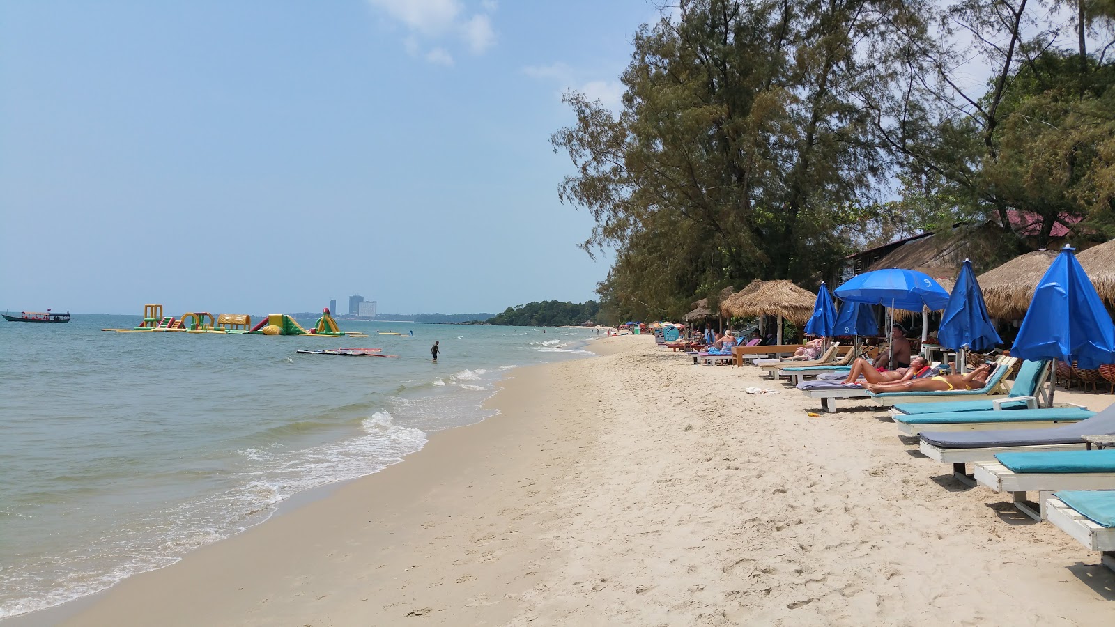 Fotografie cu Otres Beach cu o suprafață de nisip beige fin