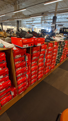 Shoe Store «DSW Designer Shoe Warehouse», reviews and photos, 11500 Burleigh St., Wauwatosa, WI 53222, USA