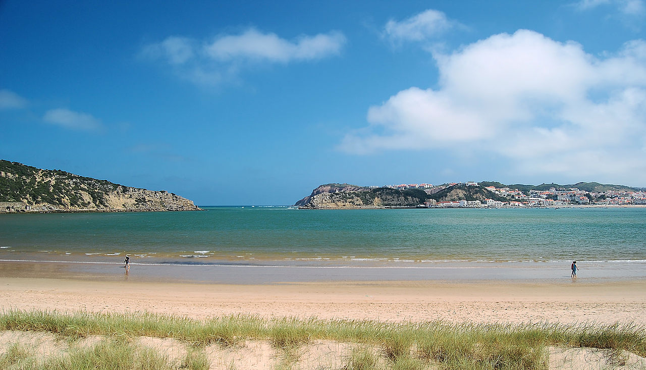 Foto von Sao Martinho do Porto mit lange bucht