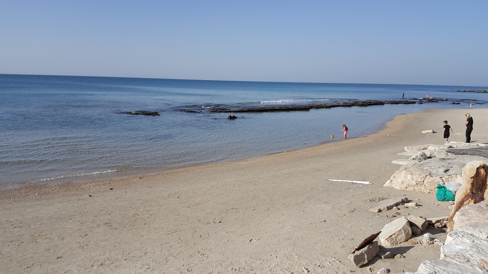 Fotografie cu Blue Bay beach cu o suprafață de apa pură turcoaz