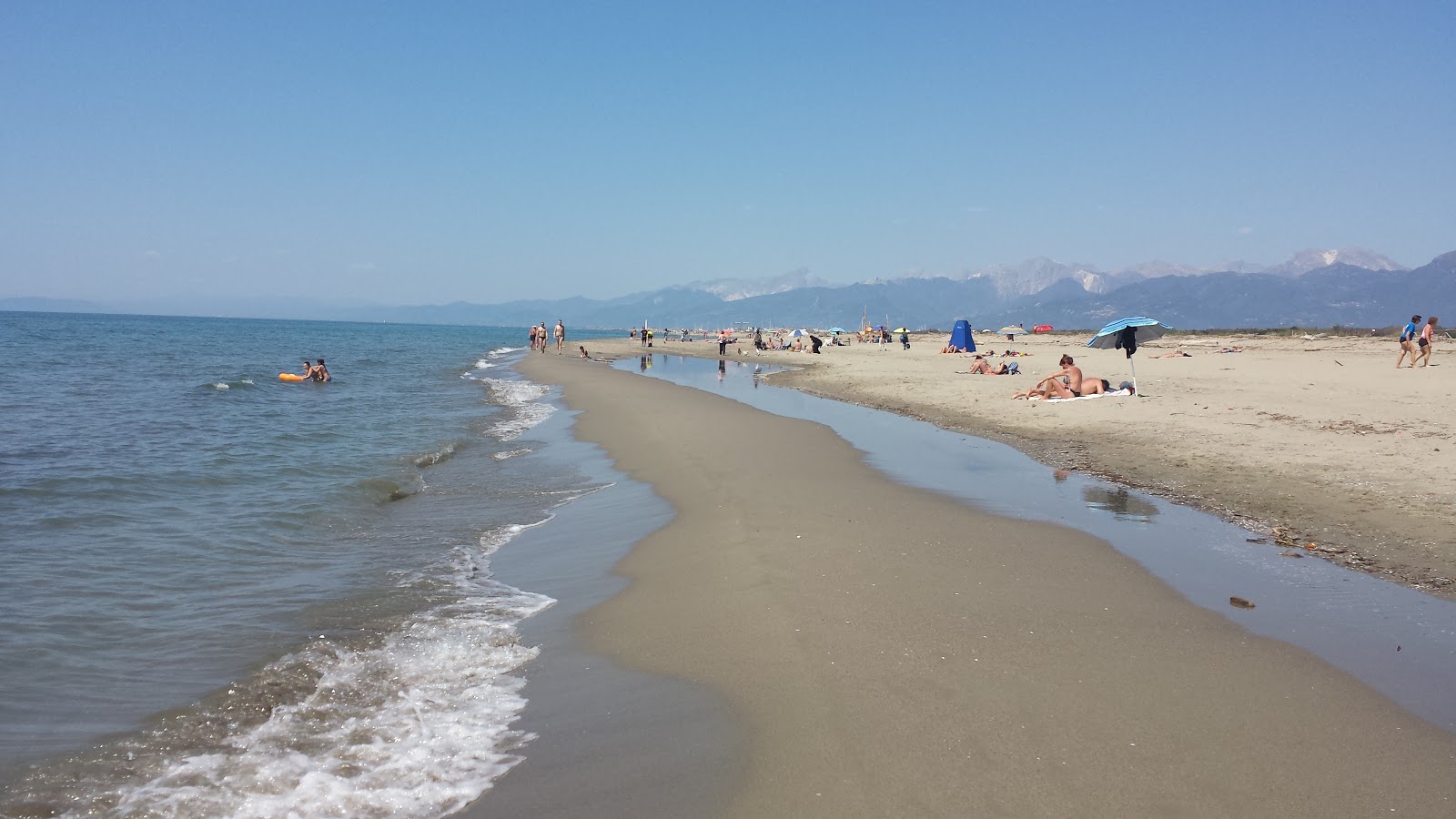 Fotografie cu Spiaggia della Lecciona cu o suprafață de apa albastra