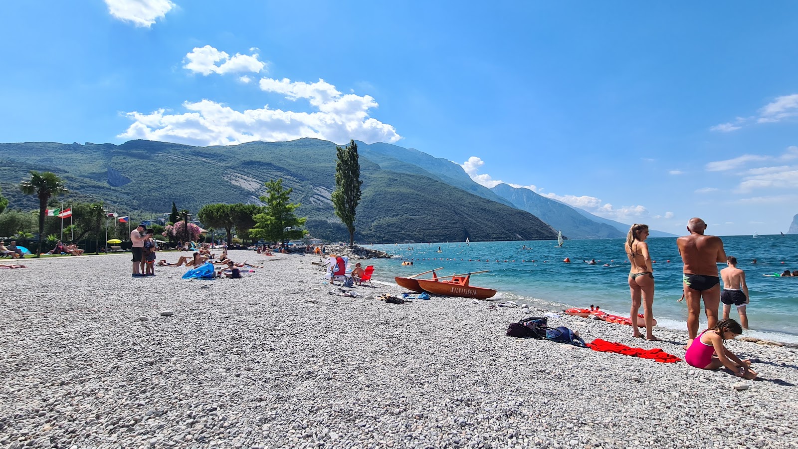 Foto von Spiaggia di Torbole von Klippen umgeben