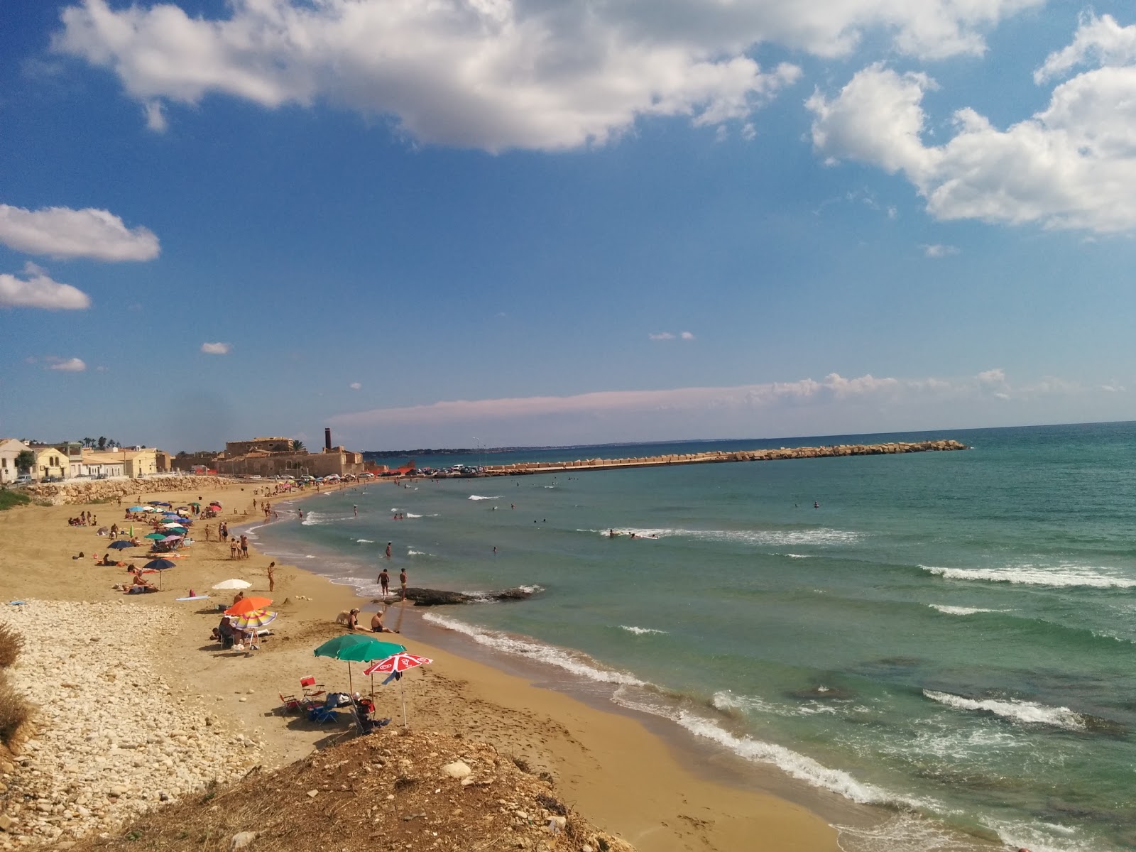 Spiaggia Di Avola'in fotoğrafı turkuaz saf su yüzey ile