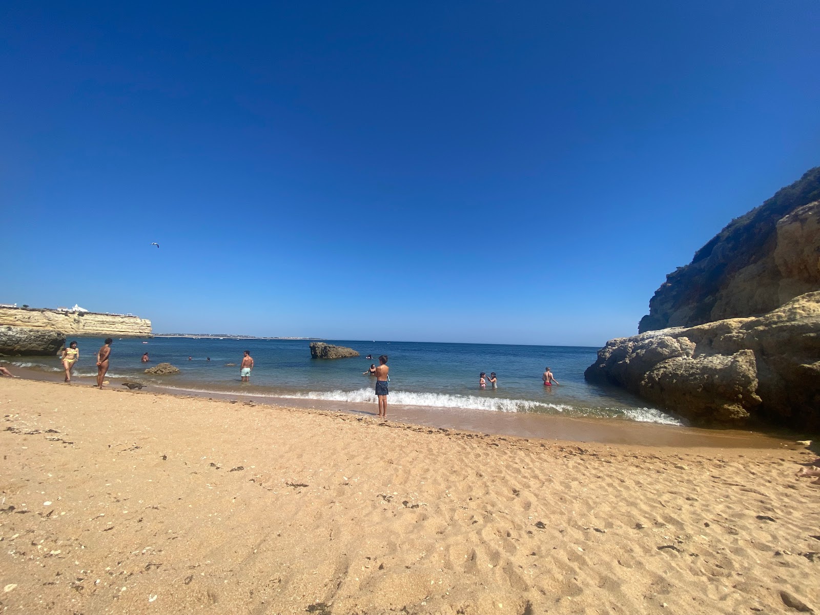 Praia do Barranco'in fotoğrafı dağlarla çevrili
