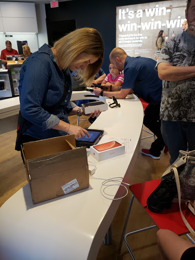 Cell Phone Store «Verizon», reviews and photos, 4965 S 76th St, Greenfield, WI 53220, USA