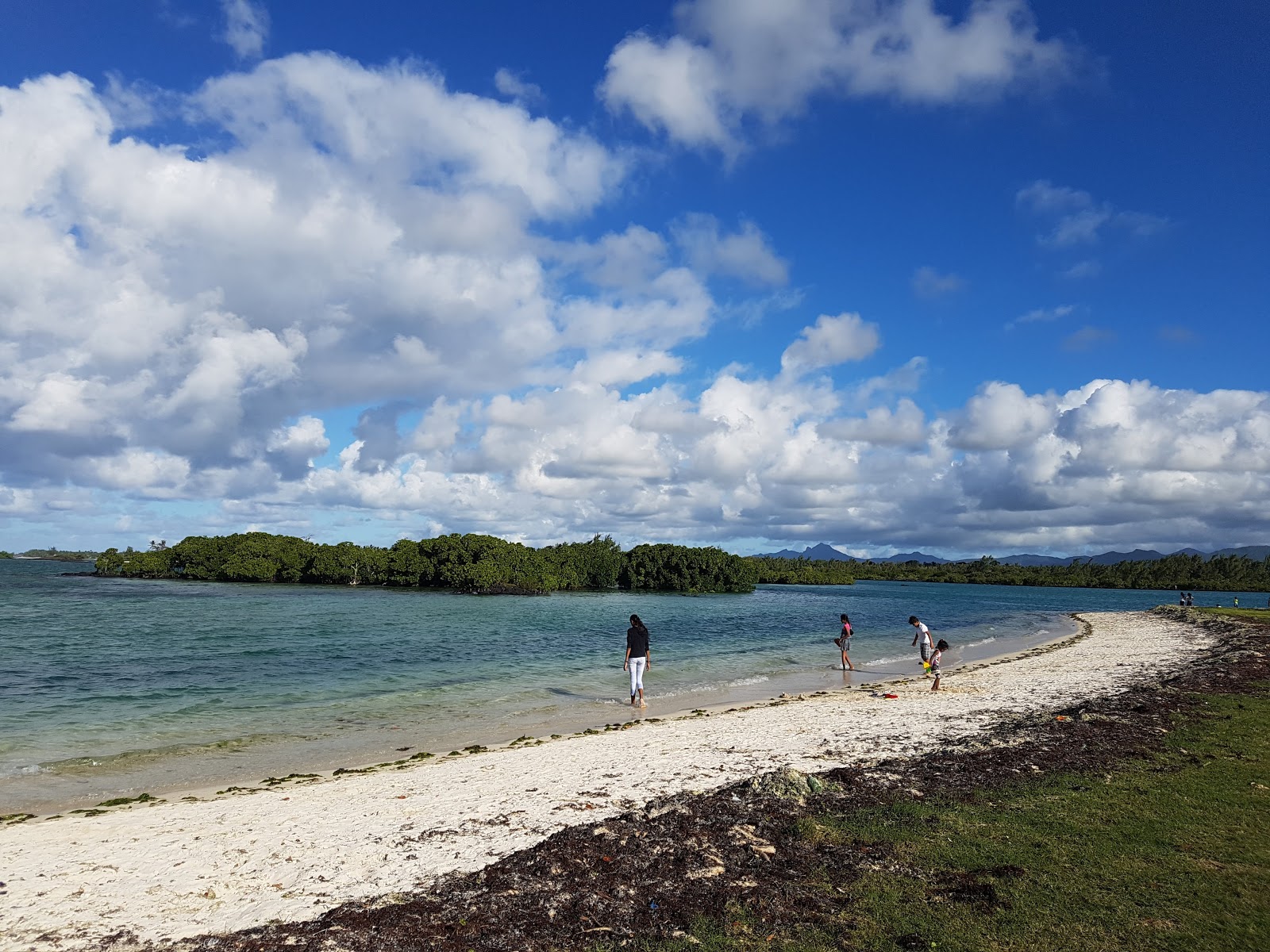 Foto von Bras d'Eau Public Beach mit beiger sand Oberfläche