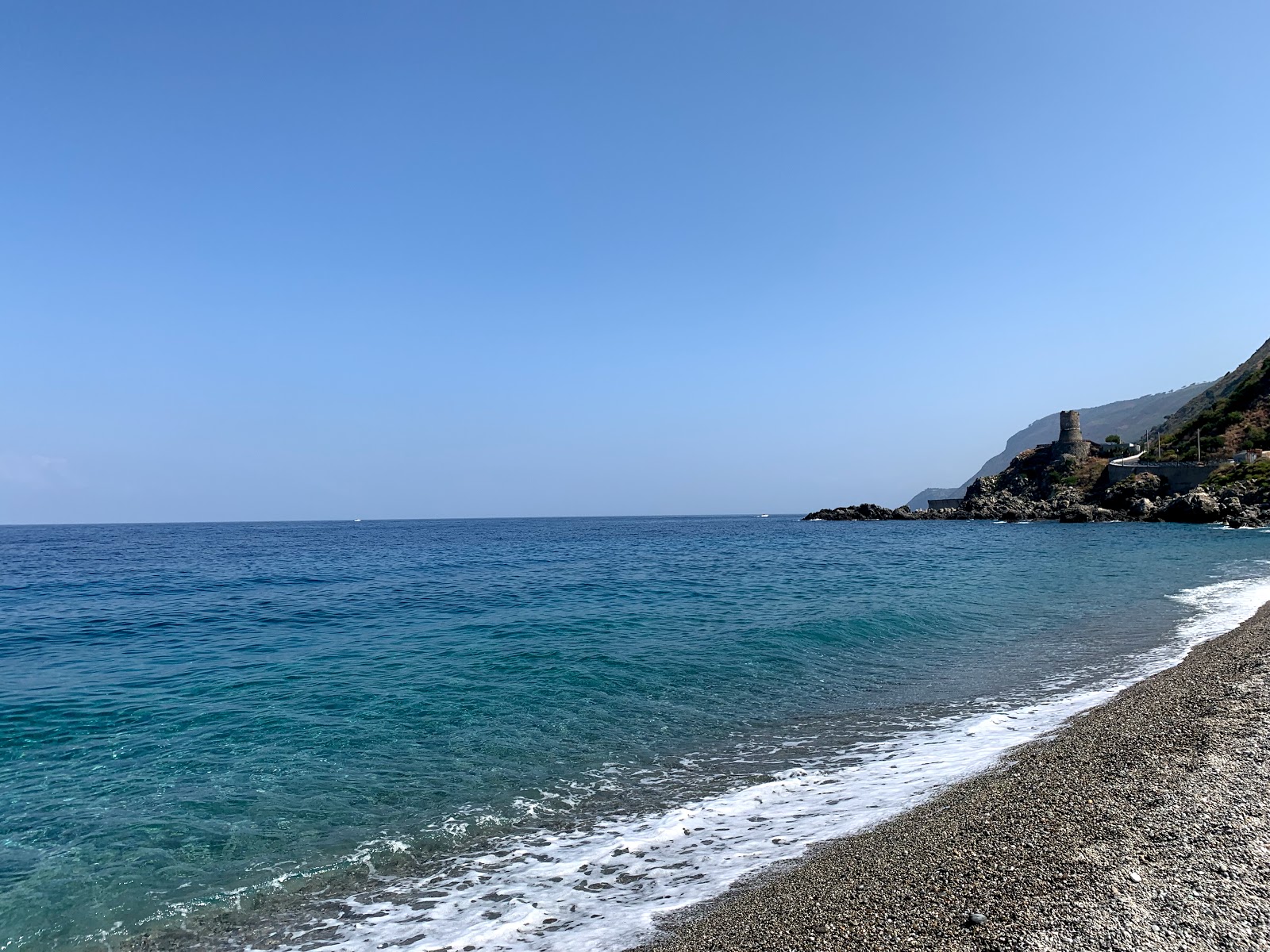 Photo de Favazzina beach avec l'eau bleu de surface