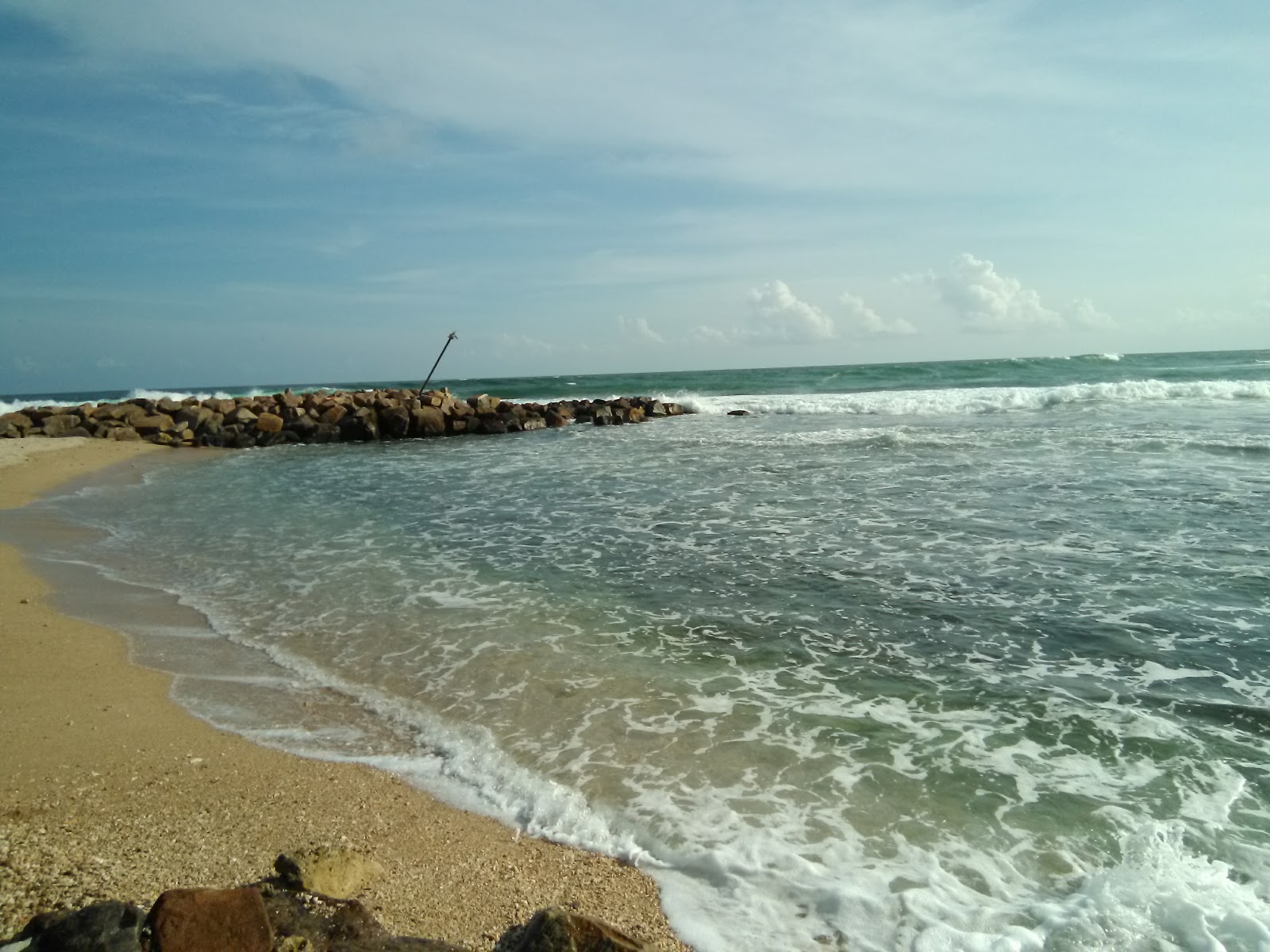 Φωτογραφία του Ahangama Beach με ευθεία ακτή