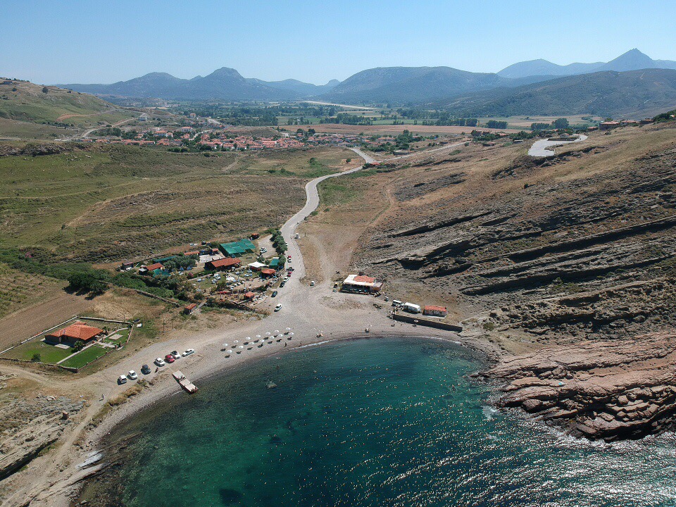 Fotografija Yildiz Koyu beach podprto z obalami