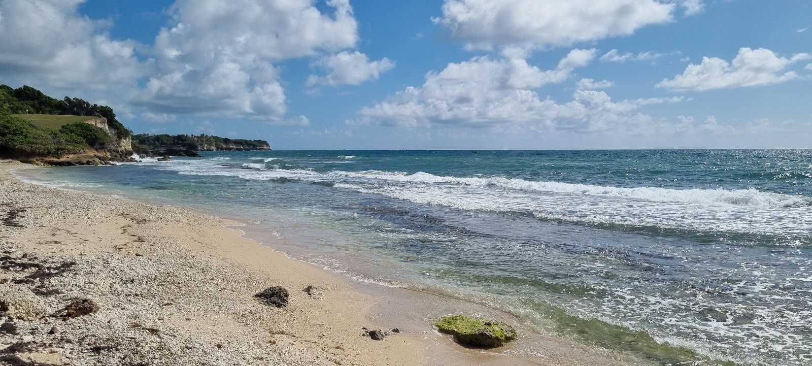 Foto de Pointe Canot Beach com areia bege e seixos superfície