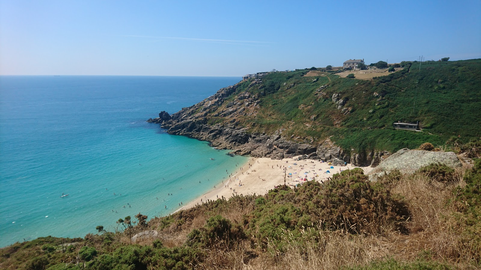 Foto von Strand von Pedn Vounder und die siedlung