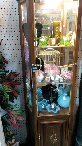 Flea Market «Springfield Flea Market & Gifts», reviews and photos, 1325 E Trafficway St, Springfield, MO 65802, USA