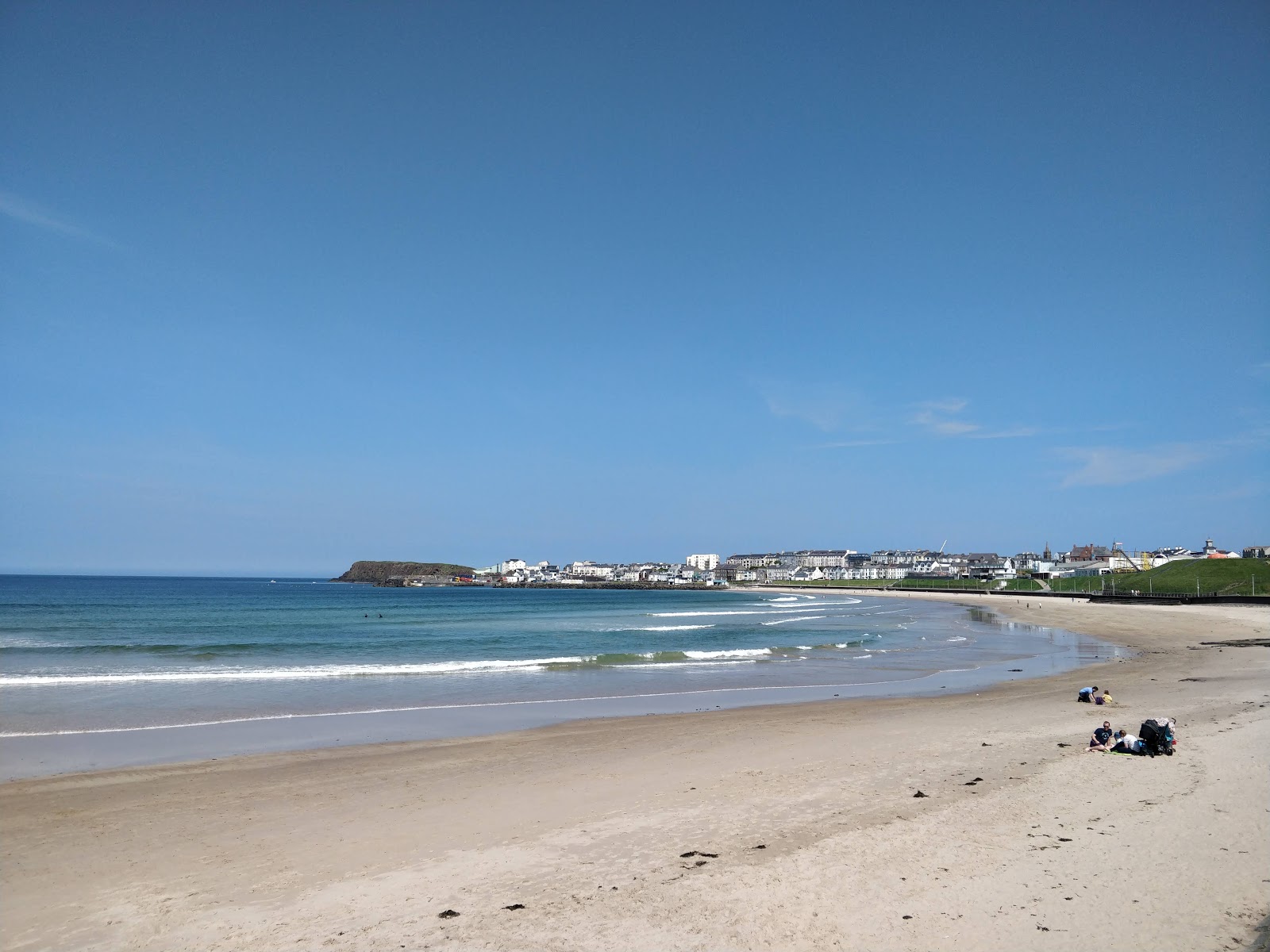 Photo de West Strand Beach avec l'eau cristalline de surface