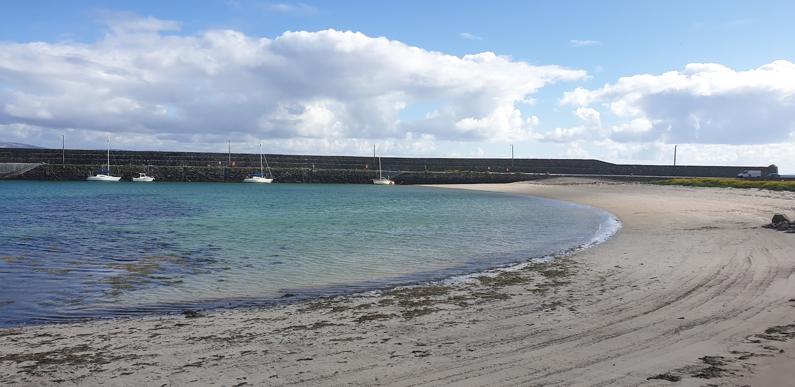 Fotografija Gleninagh Beach z svetel pesek površino
