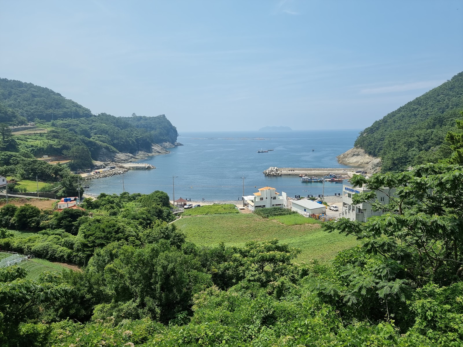 Foto de Deokdong Beach área de comodidades