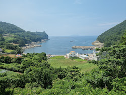 Foto von Deokdong Beach und die siedlung