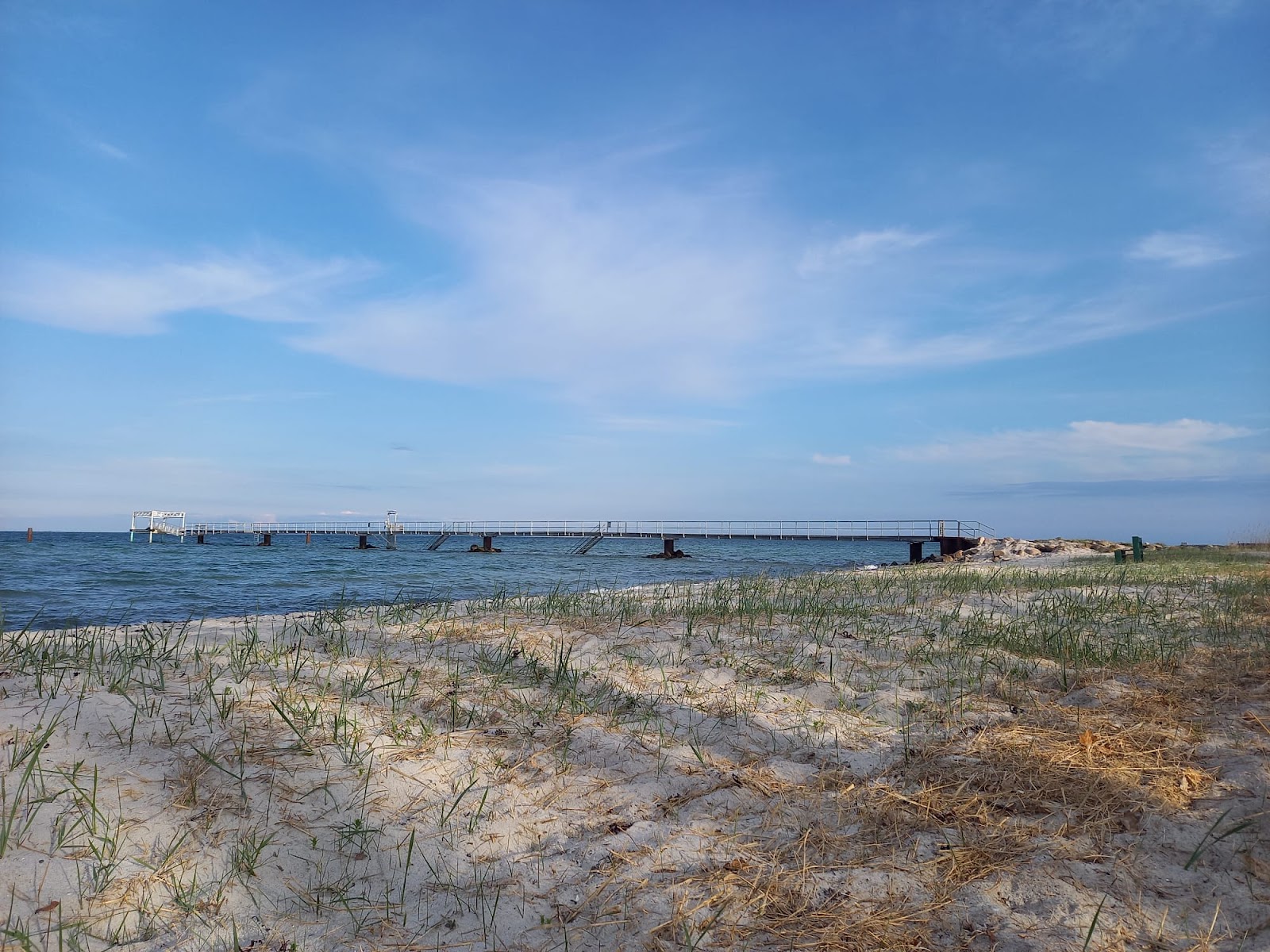 Hou Beach的照片 带有米色沙子表面