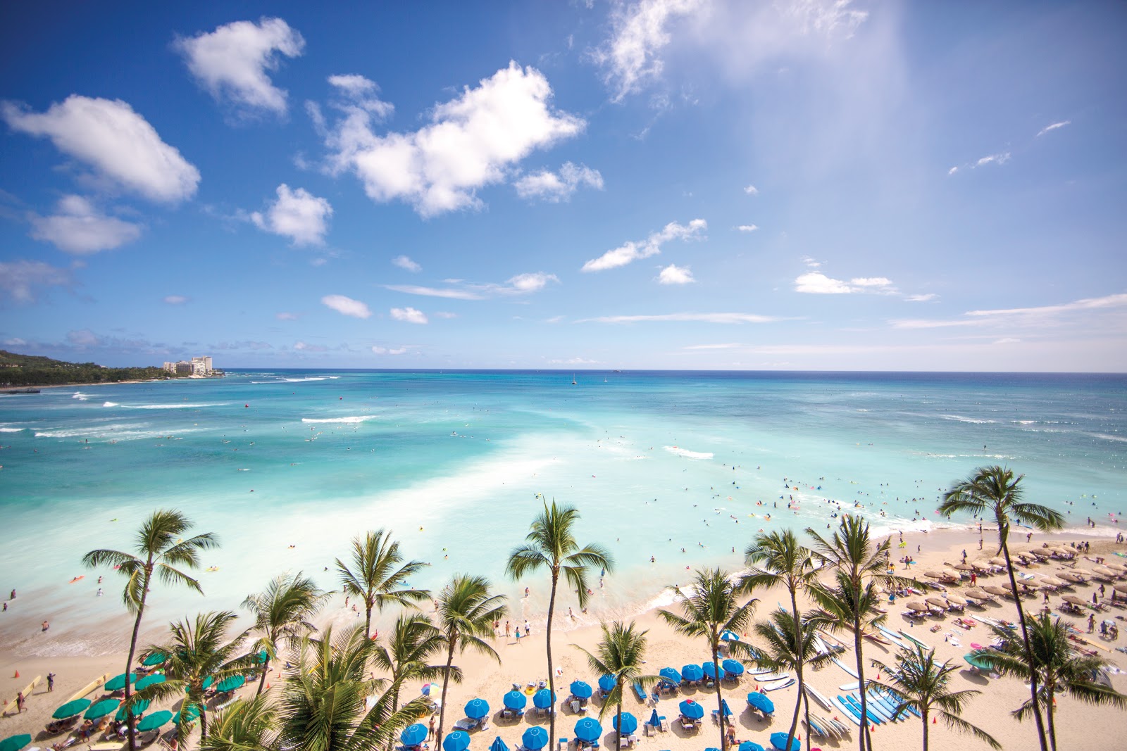 Waikiki Plajı'in fotoğrafı turkuaz saf su yüzey ile