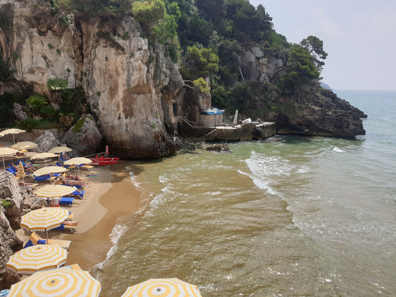 Photo de Spiaggia Grand Hotel le Rocce avec une baie minuscule