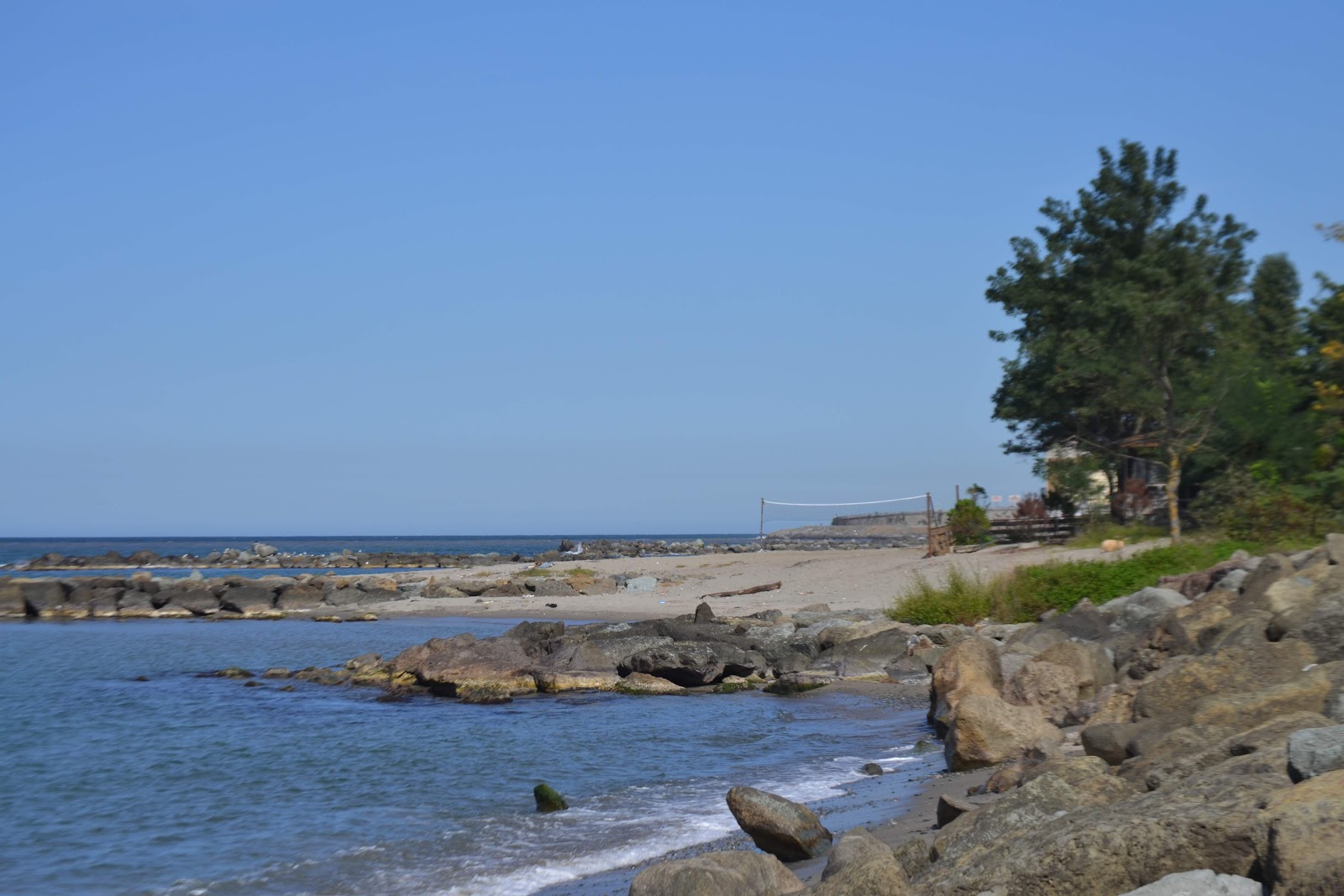 Kiyicik Family Beach的照片 带有灰色沙和岩石表面