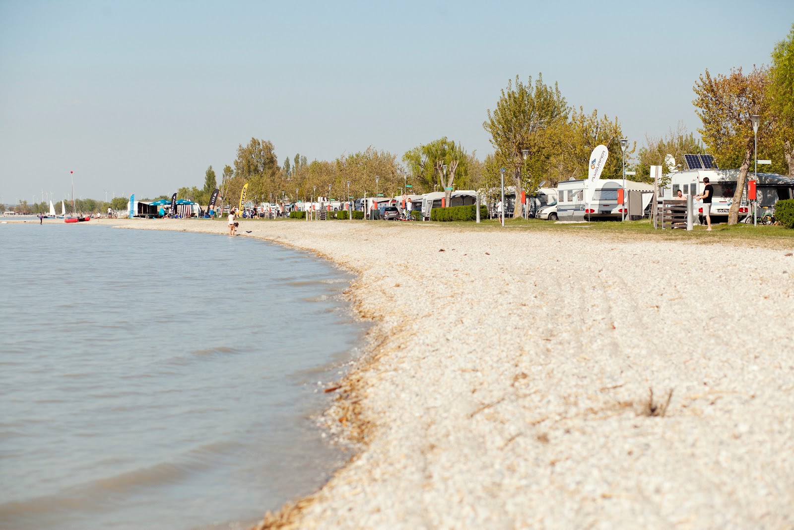 Foto de Podersdorf am See com pequenos seixos bege superfície