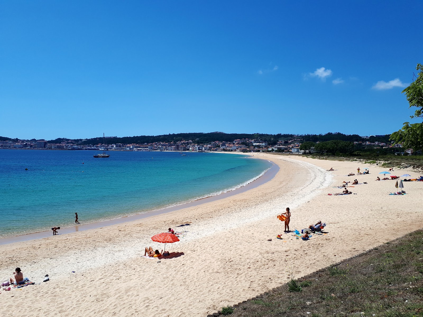 Foto di Coroso beach con una superficie del sabbia beige