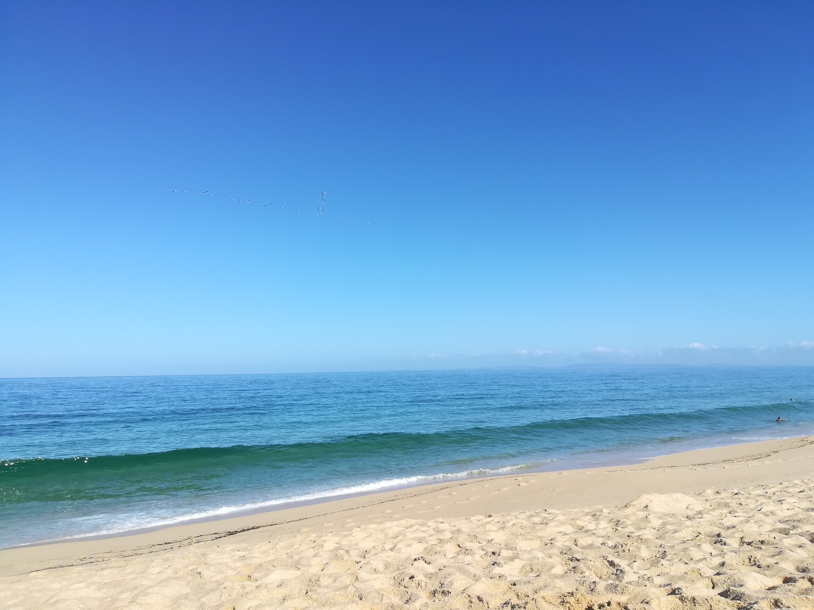 Foto di Praia das Furnas circondato da montagne