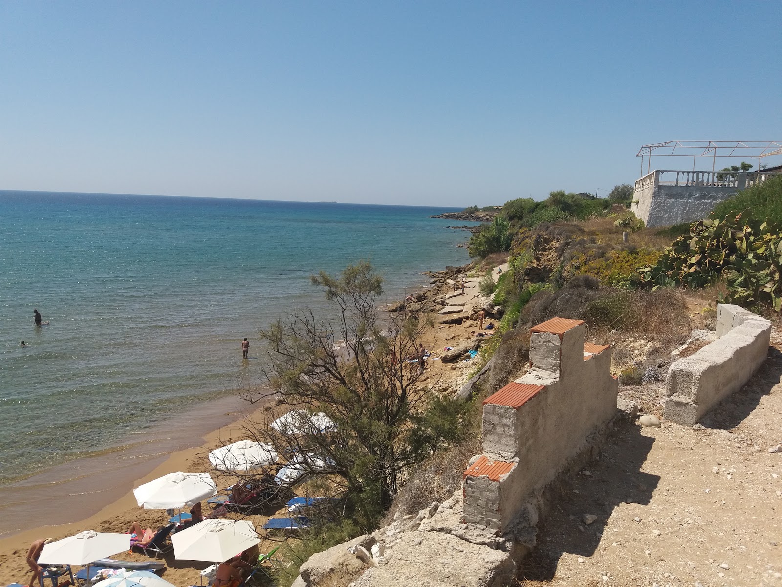 Agios Georgios beach'in fotoğrafı dağlarla çevrili