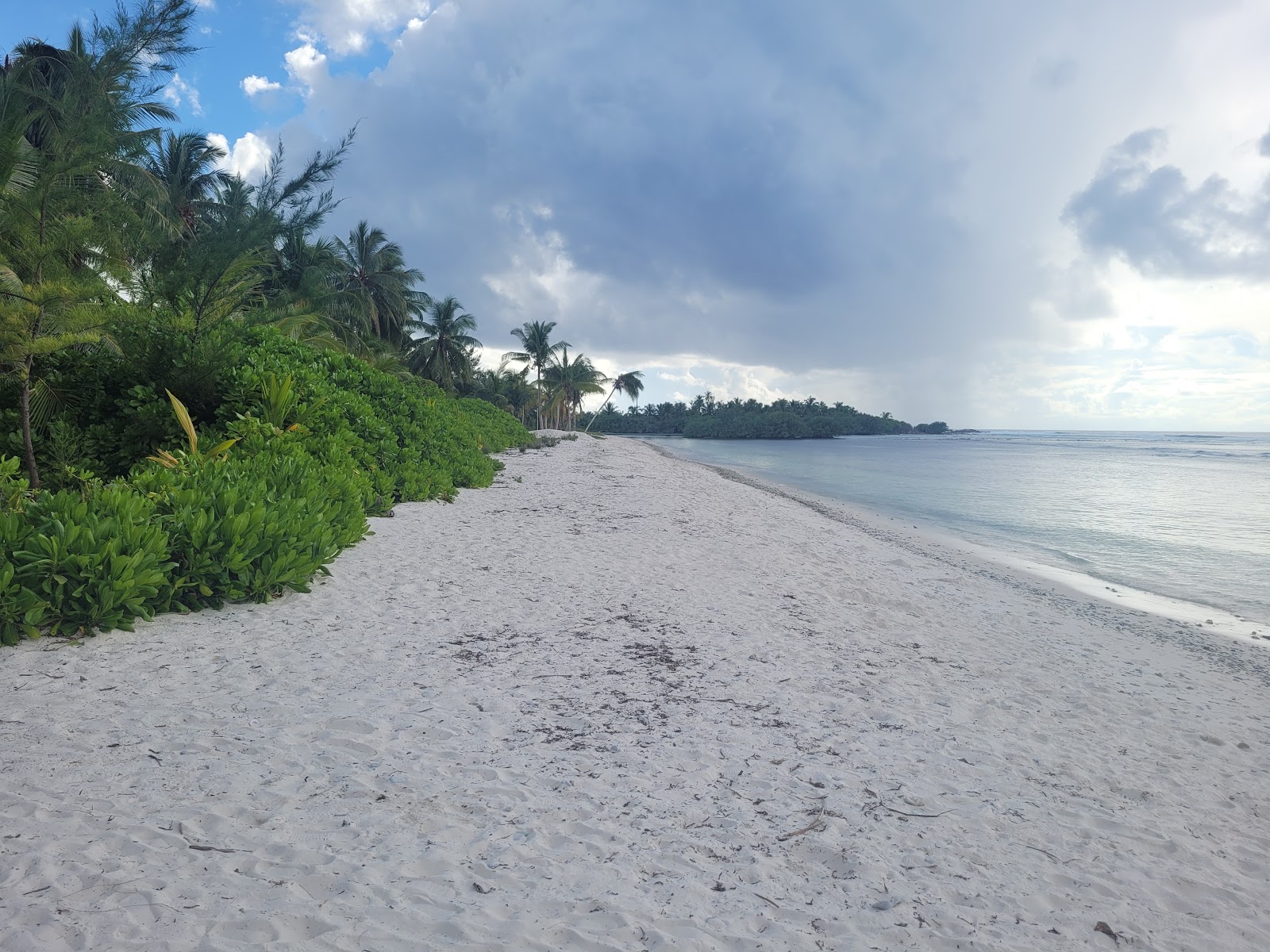 Photo de Meedhoo Beach avec sable blanc de surface