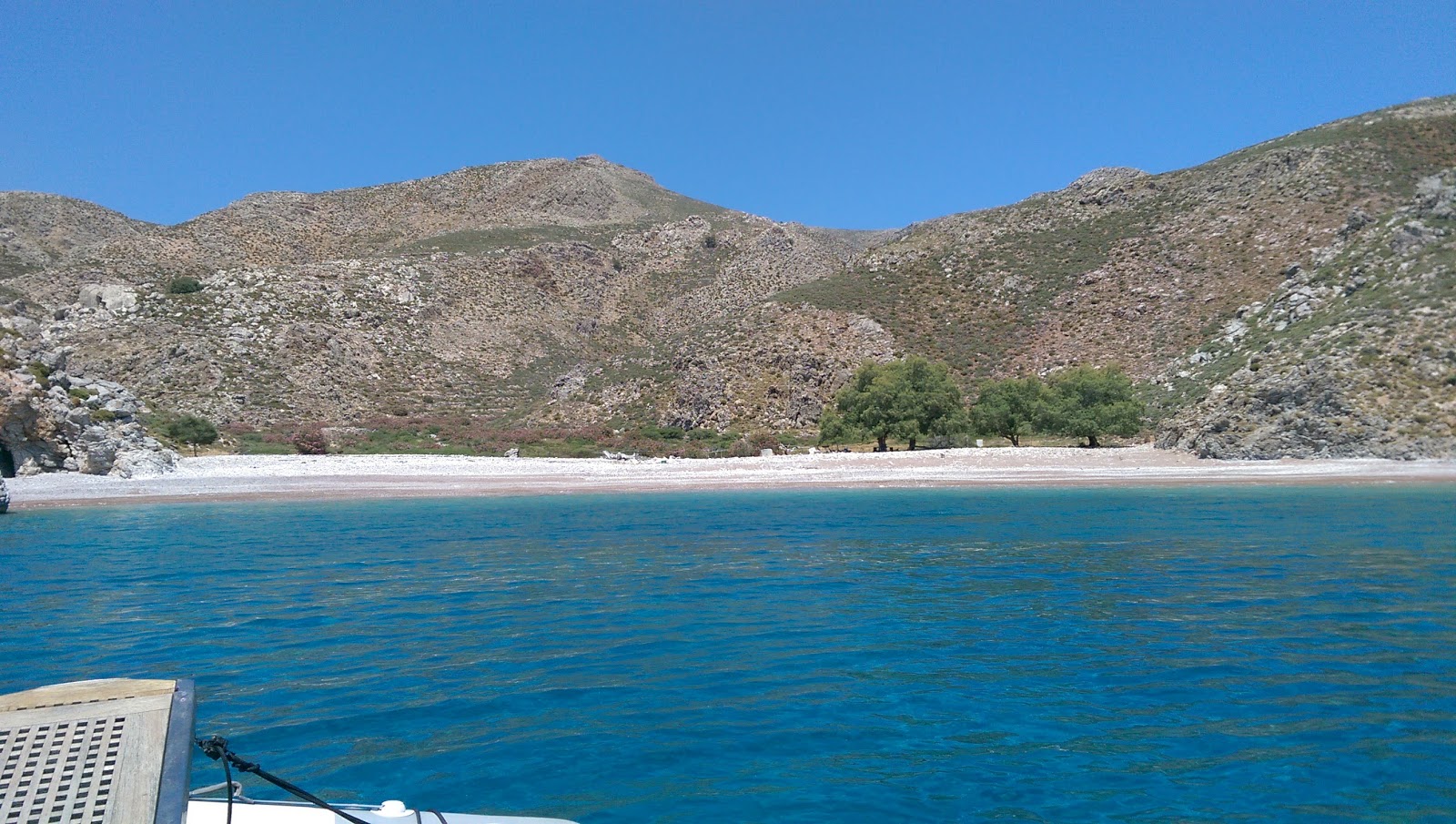 Foto di Paralia Agios Sergios con una superficie del ciottoli beige