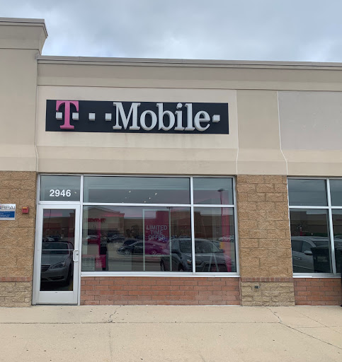 Cell Phone Store «T-Mobile», reviews and photos, 2946 US-34, Oswego, IL 60543, USA
