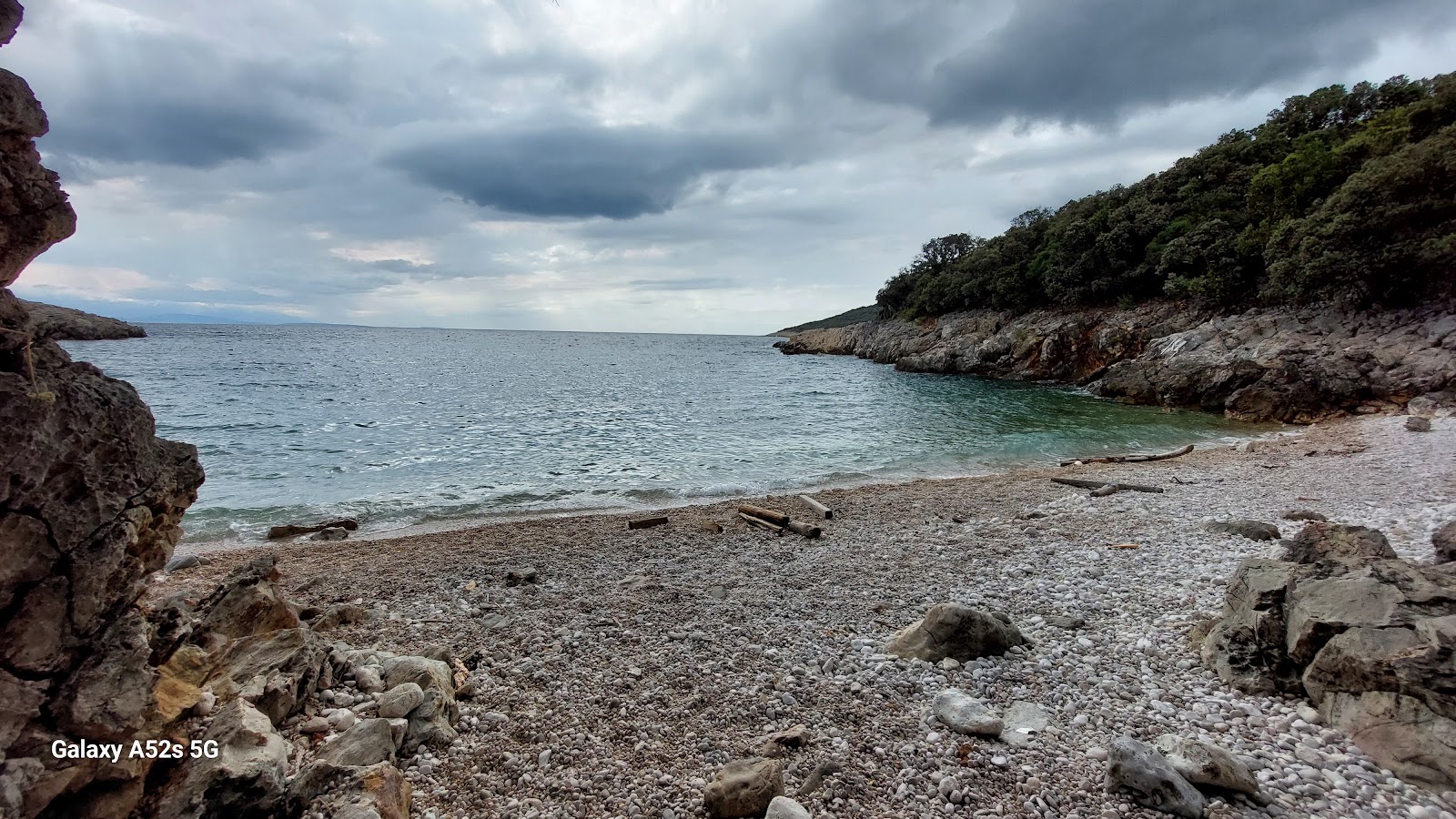 Loznati Beach'in fotoğrafı küçük koy ile birlikte