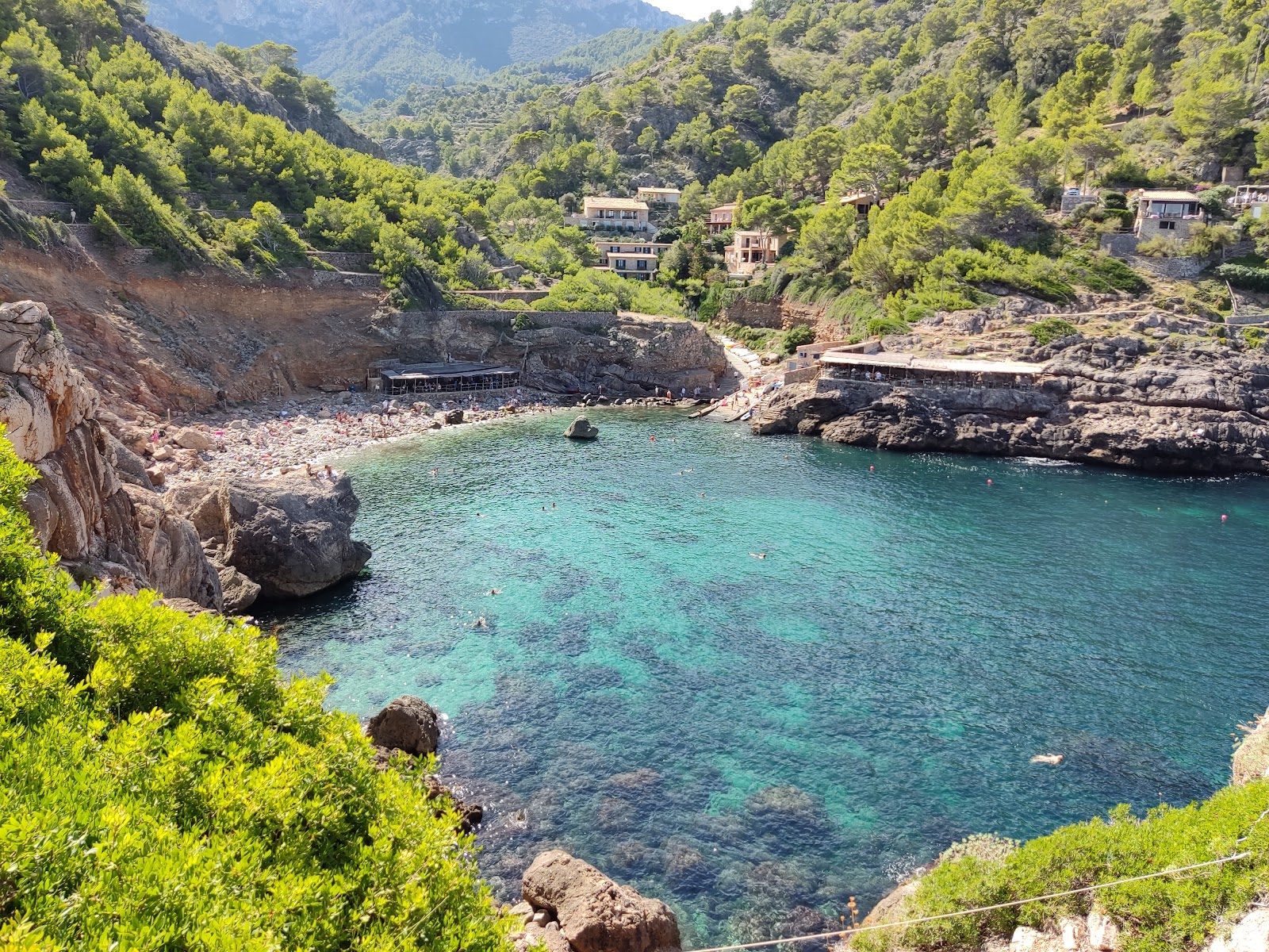 Cala de Deia'in fotoğrafı küçük koy ile birlikte