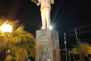 Statue of Dr. Sam Ratulangi image