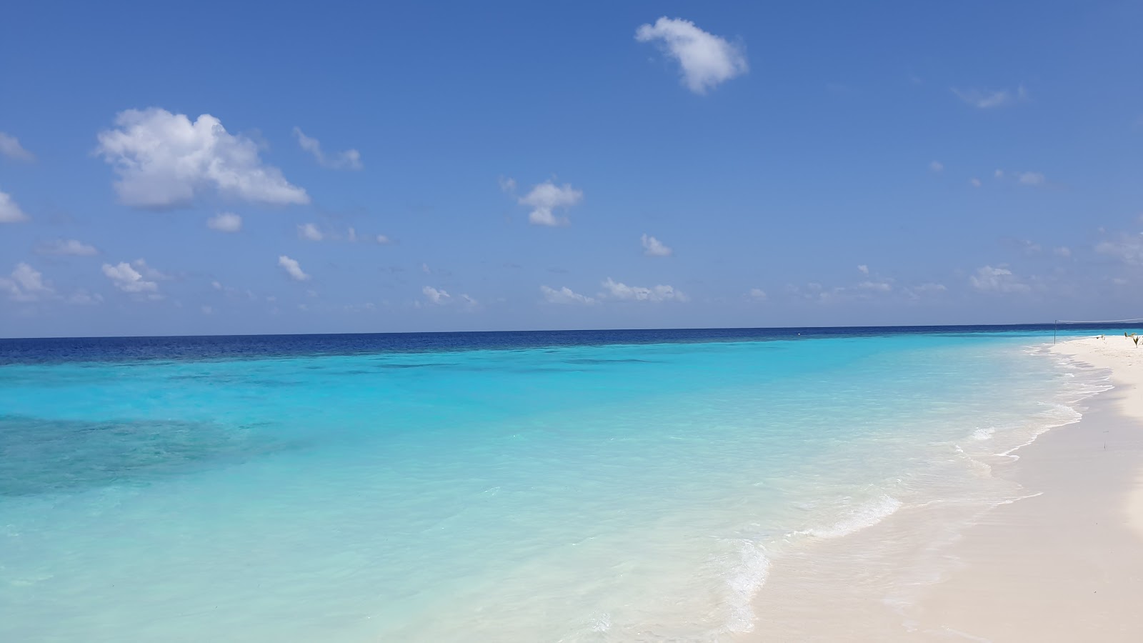 Foto de Kautihulhudhoo Beach com areia fina branca superfície