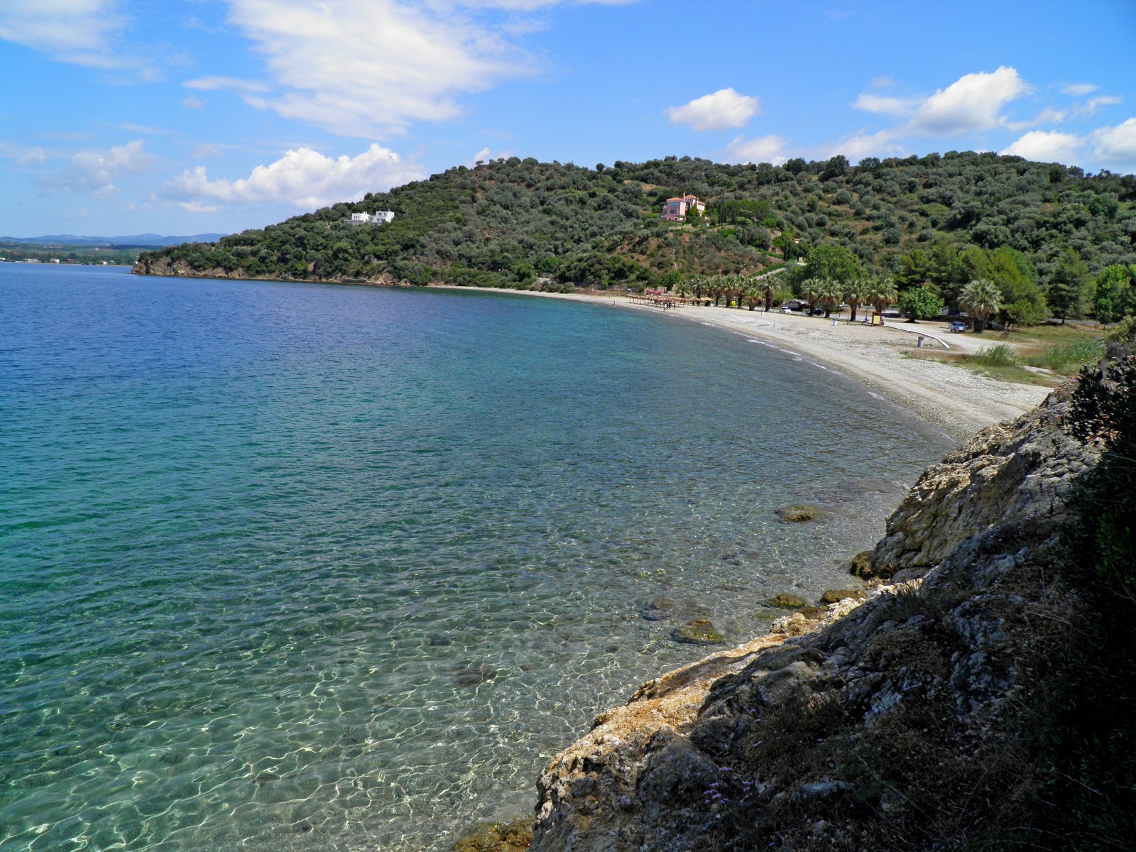 Foto von Nisiotissa beach mit beiger sand & kies Oberfläche