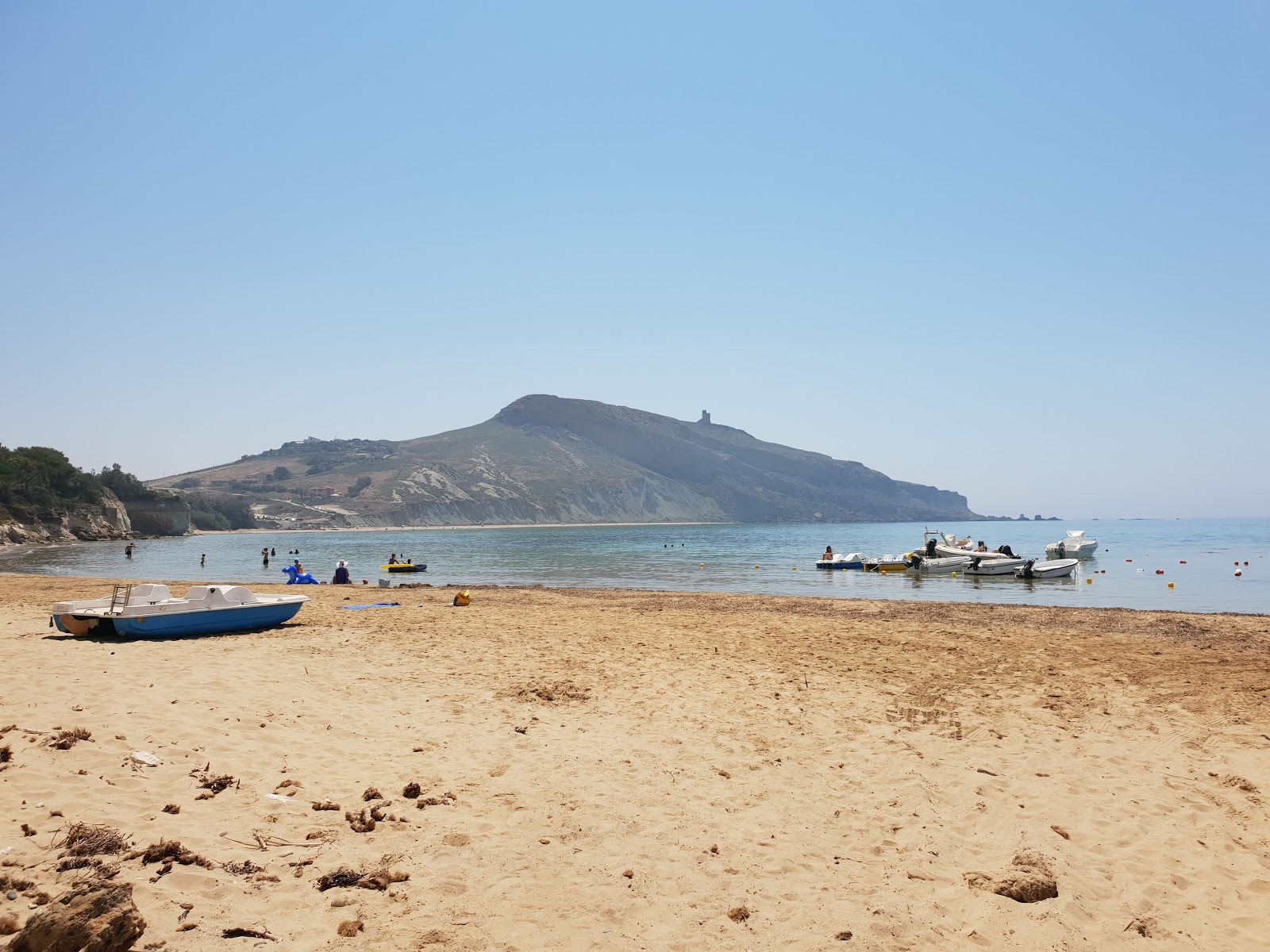 Foto av Spiaggia Giallonardo omgiven av berg