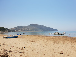 Photo de Spiaggia Giallonardo entouré de montagnes