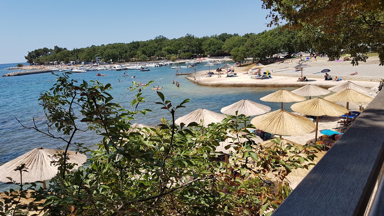 Foto di Vala beach con una superficie del piccoli ciottoli grigi