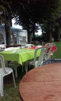 Atmosphère du Restaurant La Guinguette à Coulanges-sur-Yonne - n°10