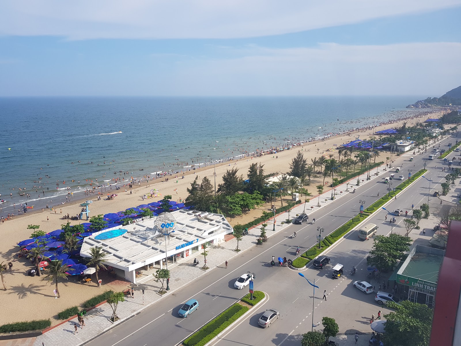 Foto di Sam Son Beach con una superficie del sabbia luminosa