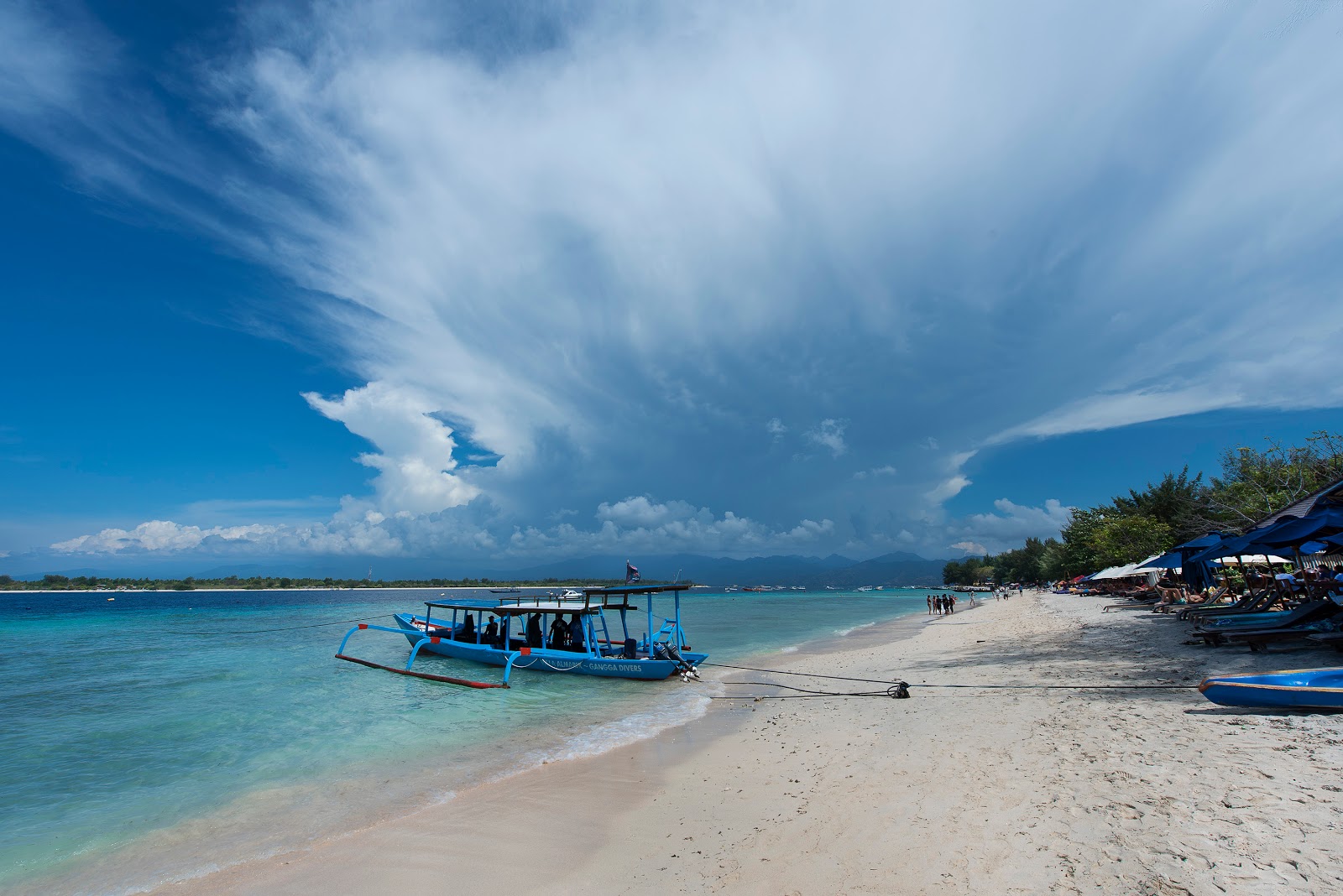 吉利特拉旺岛东海滩的照片 带有碧绿色纯水表面