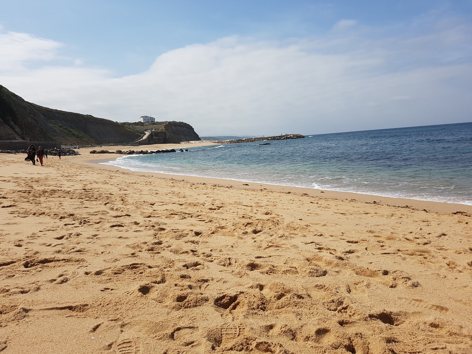 Foto af Praia da Baleia omgivet af bjerge