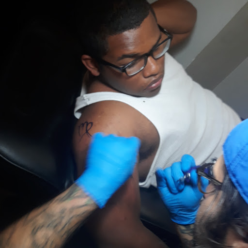 Tattoo Shop «Atomic Tattoos Ybor City», reviews and photos, 1712 E 7th Ave, Tampa, FL 33605, USA