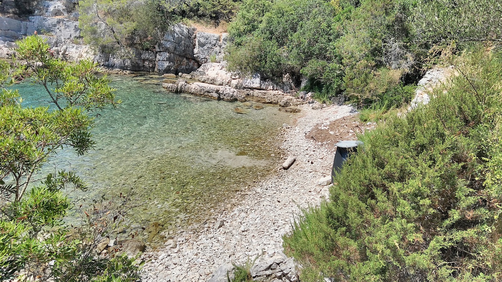 Foto di Brizenica Bay con una superficie del ciottolo leggero
