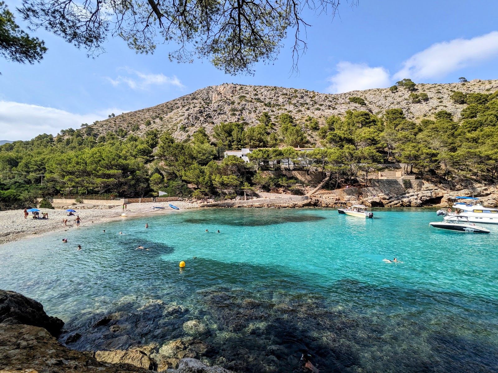 Fotografija Cala Murta z sivi kamenček površino