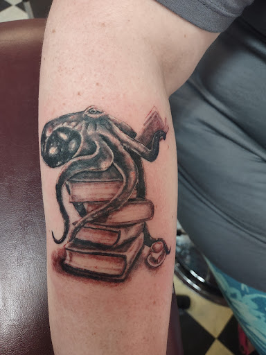 Tattoo Shop «Cowboys Ta2z», reviews and photos, 1270 E Columbia Ave # B, Battle Creek, MI 49014, USA