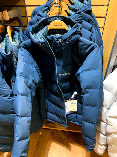 女性の防水ジャケットを購入する店 東京